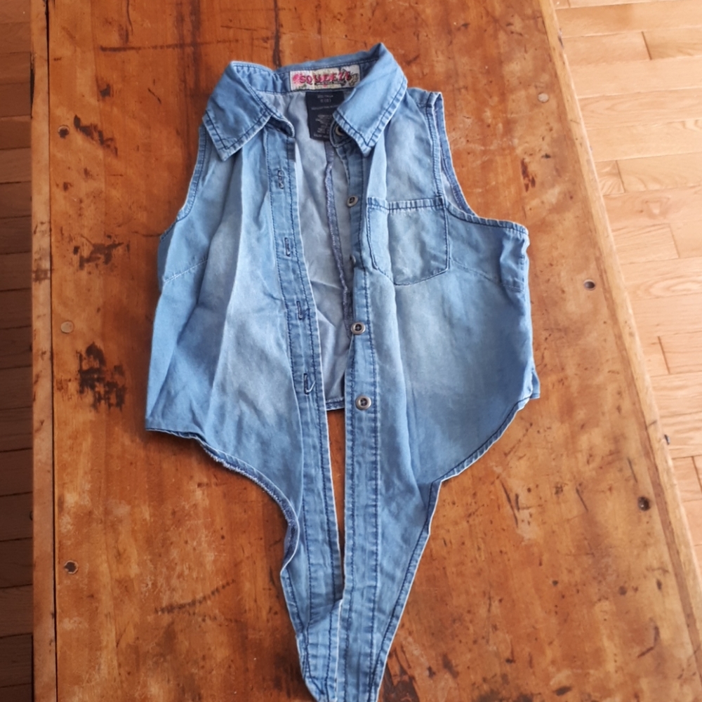 Girls sleeveless Chambrey shirt. Size 8